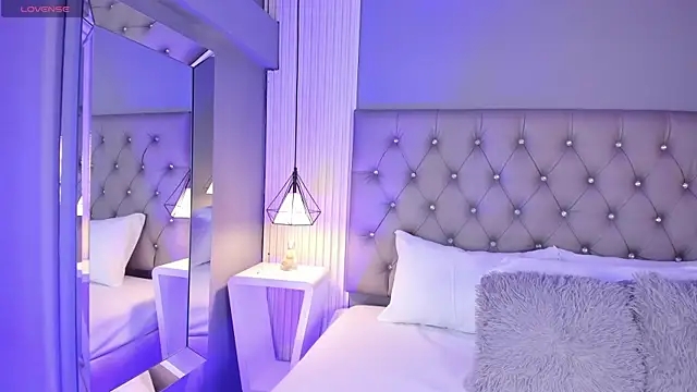 Snapshot of LunaBloomn chatting on 12/22/25, 05:10 LunaBloomn online show from 12/22/25, 05:10