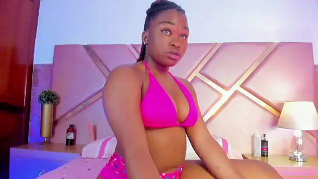 Snapshot of SophieSinclair chatting on 10/05/25, 12:47 SophieSinclair online show from 10/05/25, 12:47