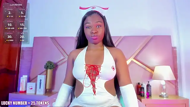 Snapshot of SophieSinclair chatting on 10/31/25, 12:50 SophieSinclair online show from 10/31/25, 12:50