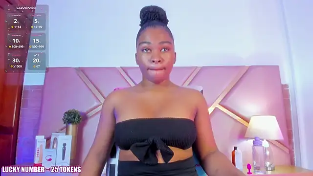 Snapshot of SophieSinclair chatting on 11/17/25, 12:33 SophieSinclair online show from 11/17/25, 12:33