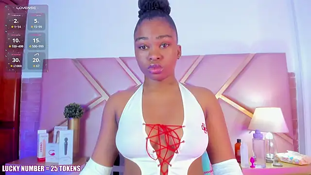 Snapshot of SophieSinclair chatting on 11/18/25, 12:53 SophieSinclair online show from 11/18/25, 12:53