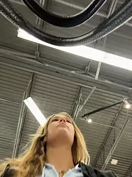 Snapshot of AllesandraLove chatting on 01/06/26, 06:00 AllesandraLove online show from 01/06/26, 06:00