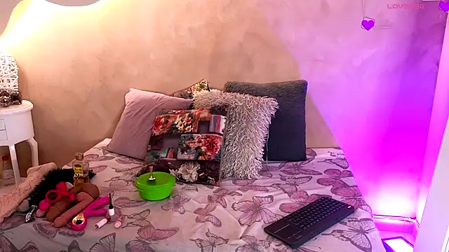 Snapshot of Kloee_12 chatting on 10/16/25, 12:17 Kloee 12 online show from 10/16/25, 12:17