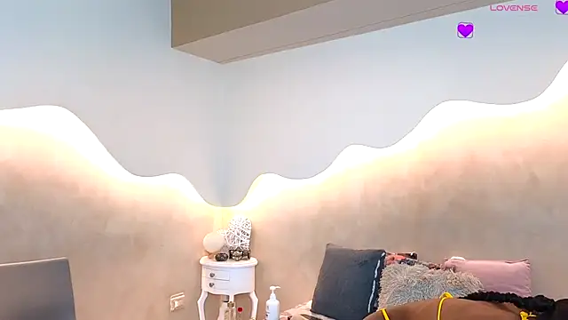 Snapshot of Kloee_12 chatting on 10/23/25, 12:48 Kloee 12 online show from 10/23/25, 12:48