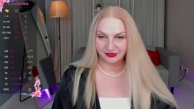 Snapshot of Nina_Devillle chatting on 10/15/25, 03:56 Nina Devillle online show from 10/15/25, 03:56