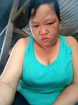 Snapshot of riso-00 chatting on 10/20/25, 04:35 riso-00 online show from 10/20/25, 04:35