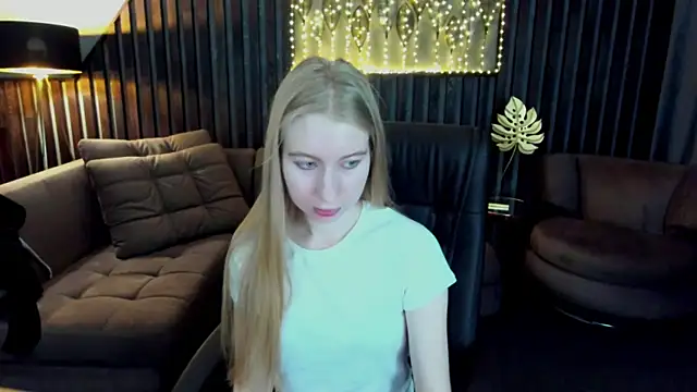 Snapshot of Alina_Blonde chatting on 05/03/26, 05:35 Alina Blonde online show from 05/03/26, 05:35
