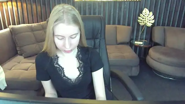 Snapshot of Alina_Blonde chatting on 05/05/26, 05:37 Alina Blonde online show from 05/05/26, 05:37