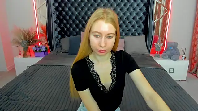 Snapshot of Alina_Blonde chatting on 05/07/26, 05:35 Alina Blonde online show from 05/07/26, 05:35