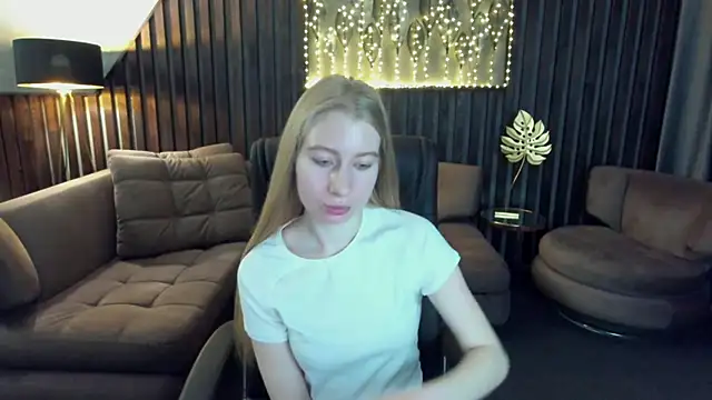 Snapshot of Alina_Blonde chatting on 05/10/26, 05:34 Alina Blonde online show from 05/10/26, 05:34