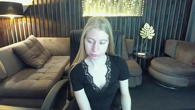 Snapshot of Alina_Blonde chatting on 05/11/26, 02:56 Alina Blonde online show from 05/11/26, 02:56