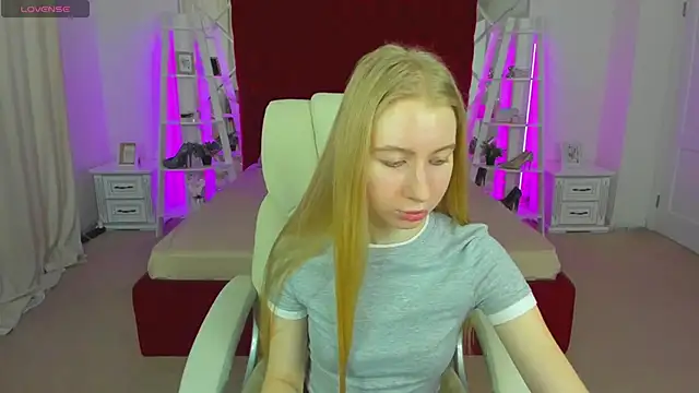 Snapshot of Alina_Blonde chatting on 05/14/26, 05:36 Alina Blonde online show from 05/14/26, 05:36
