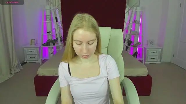 Snapshot of Alina_Blonde chatting on 05/17/26, 05:38 Alina Blonde online show from 05/17/26, 05:38