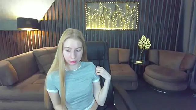 Snapshot of Alina_Blonde chatting on 05/23/26, 05:34 Alina Blonde online show from 05/23/26, 05:34