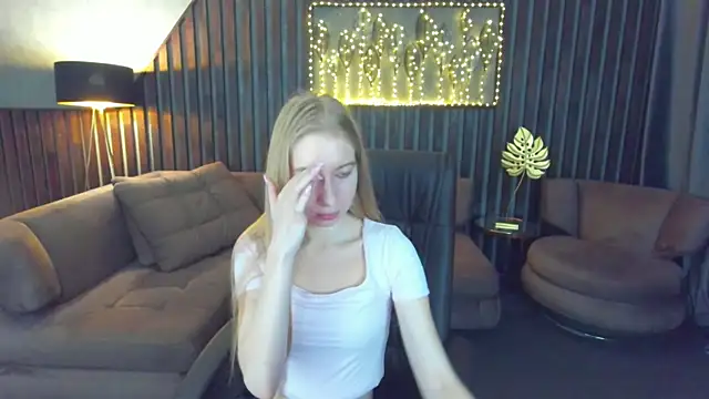 Snapshot of Alina_Blonde chatting on 05/24/26, 05:34 Alina Blonde online show from 05/24/26, 05:34