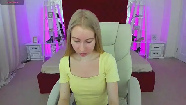 Snapshot of Alina_Blonde chatting on 06/02/26, 05:53 Alina Blonde online show from 06/02/26, 05:53
