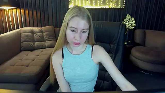 Snapshot of Alina_Blonde chatting on 06/06/26, 05:34 Alina Blonde online show from 06/06/26, 05:34
