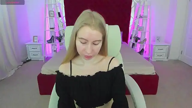 Snapshot of Alina_Blonde chatting on 06/07/26, 05:33 Alina Blonde online show from 06/07/26, 05:33