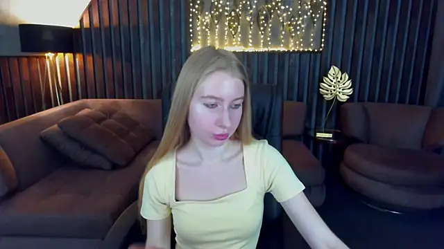 Snapshot of Alina_Blonde chatting on 06/11/26, 05:49 Alina Blonde online show from 06/11/26, 05:49
