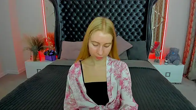 Snapshot of Alina_Blonde chatting on 06/13/26, 05:38 Alina Blonde online show from 06/13/26, 05:38