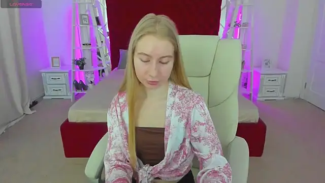 Snapshot of Alina_Blonde chatting on 06/14/26, 05:42 Alina Blonde online show from 06/14/26, 05:42