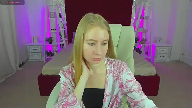 Snapshot of Alina_Blonde chatting on 06/16/26, 05:43 Alina Blonde online show from 06/16/26, 05:43