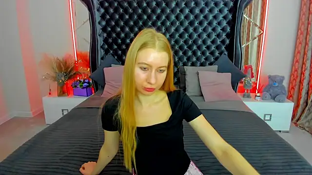 Snapshot of Alina_Blonde chatting on 06/20/26, 05:43 Alina Blonde online show from 06/20/26, 05:43