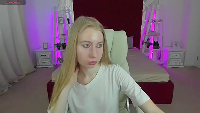 Snapshot of Alina_Blonde chatting on 07/02/26, 05:35 Alina Blonde online show from 07/02/26, 05:35