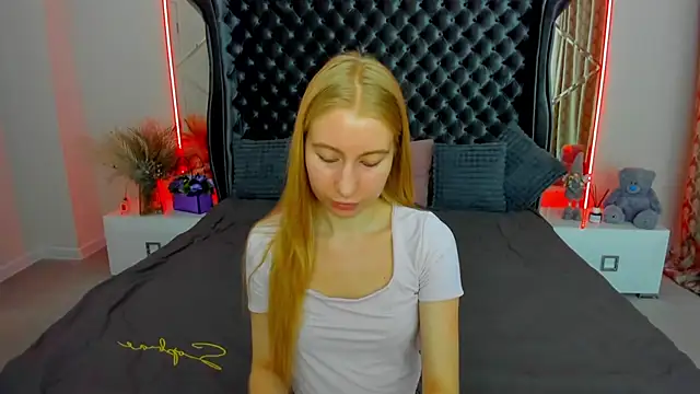 Snapshot of Alina_Blonde chatting on 07/04/26, 05:35 Alina Blonde online show from 07/04/26, 05:35