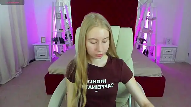 Snapshot of Alina_Blonde chatting on 07/06/26, 05:37 Alina Blonde online show from 07/06/26, 05:37
