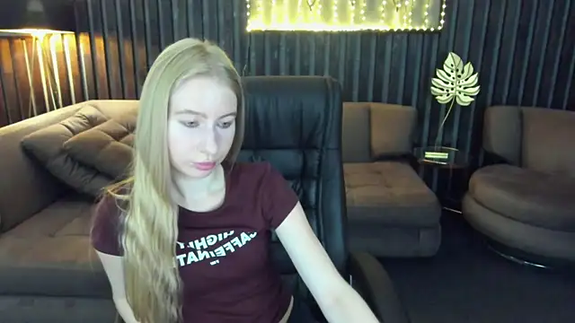 Snapshot of Alina_Blonde chatting on 07/07/26, 05:32 Alina Blonde online show from 07/07/26, 05:32