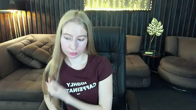 Snapshot of Alina_Blonde chatting on 07/07/26, 07:34 Alina Blonde online show from 07/07/26, 07:34