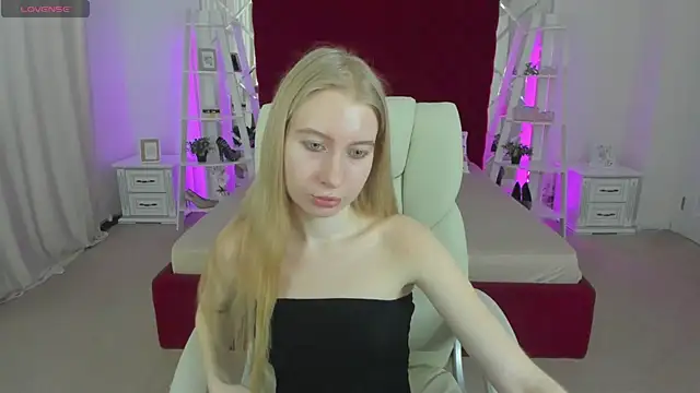 Snapshot of Alina_Blonde chatting on 07/15/26, 05:34 Alina Blonde online show from 07/15/26, 05:34