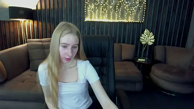 Snapshot of Alina_Blonde chatting on 07/17/26, 05:36 Alina Blonde online show from 07/17/26, 05:36
