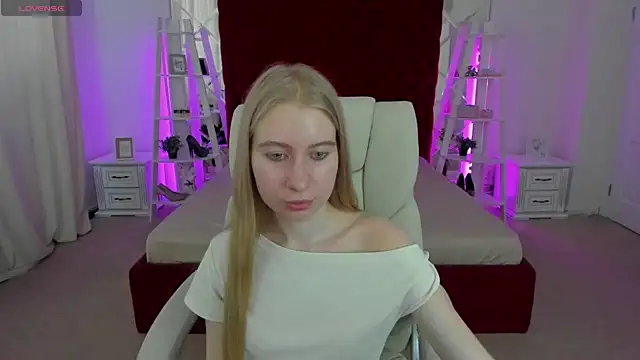 Snapshot of Alina_Blonde chatting on 07/20/26, 10:39 Alina Blonde online show from 07/20/26, 10:39