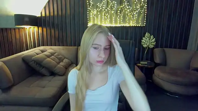 Snapshot of Alina_Blonde chatting on 07/23/26, 05:38 Alina Blonde online show from 07/23/26, 05:38
