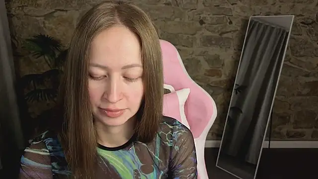 Snapshot of bella_li__ chatting on 12/23/25, 02:42 bella li online show from 12/23/25, 02:42