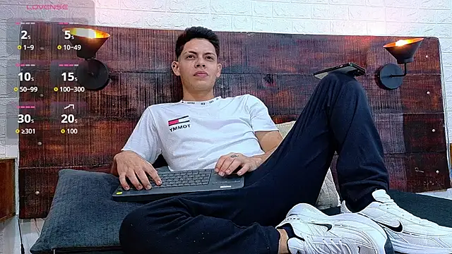 Snapshot of JhosuaVega chatting on 11/12/25, 09:47 JhosuaVega online show from 11/12/25, 09:47