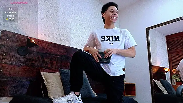 Snapshot of JhosuaVega chatting on 11/21/25, 04:33 JhosuaVega online show from 11/21/25, 04:33