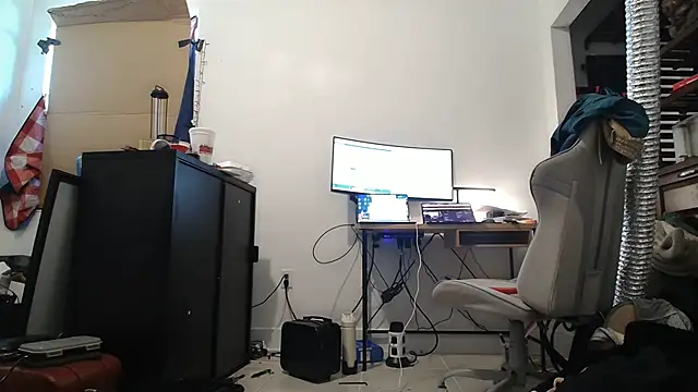 Snapshot of jasoncali305 chatting on 10/06/25, 08:28 jasoncali305 online show from 10/06/25, 08:28