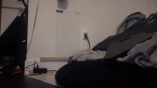 Snapshot of jasoncali305 chatting on 11/16/25, 01:49 jasoncali305 online show from 11/16/25, 01:49