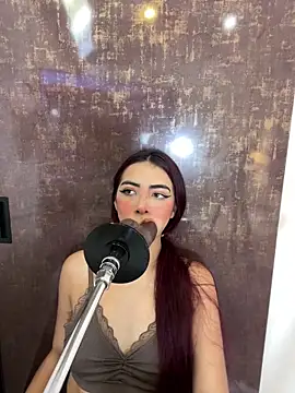 Snapshot of cherry_skinny_ chatting on 12/14/25, 04:07 cherry skinny online show from 12/14/25, 04:07