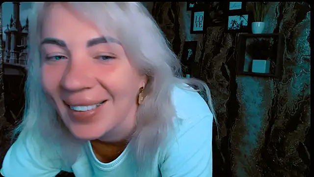 Snapshot of EmmaCat_ chatting on 10/02/25, 05:03 EmmaCat online show from 10/02/25, 05:03