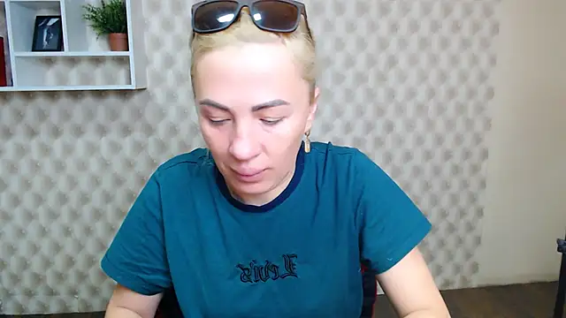 Snapshot of EmmaCat_ chatting on 10/04/25, 04:32 EmmaCat online show from 10/04/25, 04:32