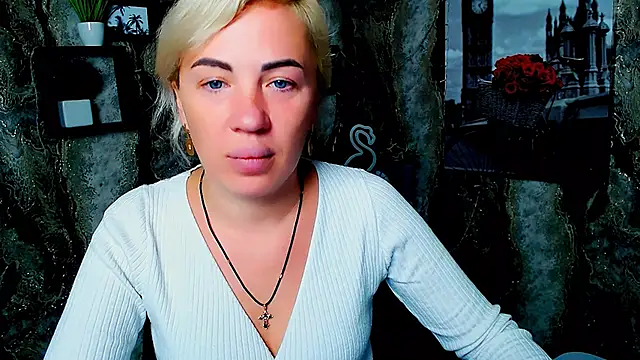 Snapshot of EmmaCat_ chatting on 10/12/25, 05:06 EmmaCat online show from 10/12/25, 05:06