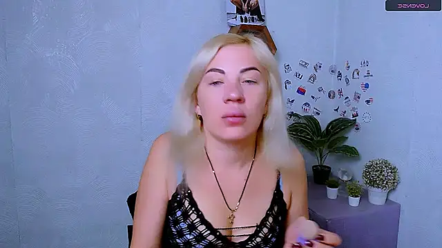 Snapshot of EmmaCat_ chatting on 10/16/25, 04:13 EmmaCat online show from 10/16/25, 04:13