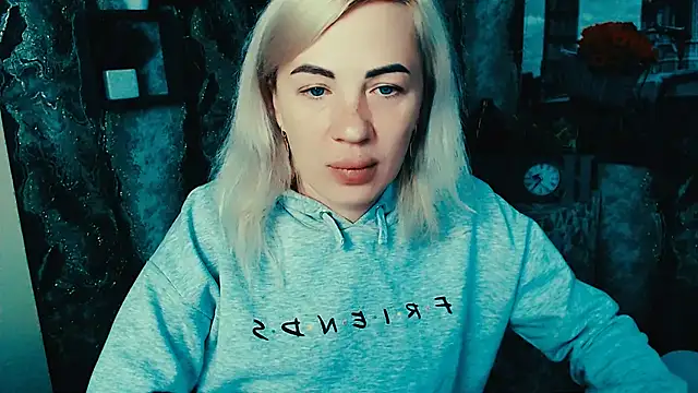 Snapshot of EmmaCat_ chatting on 10/27/25, 06:28 EmmaCat online show from 10/27/25, 06:28