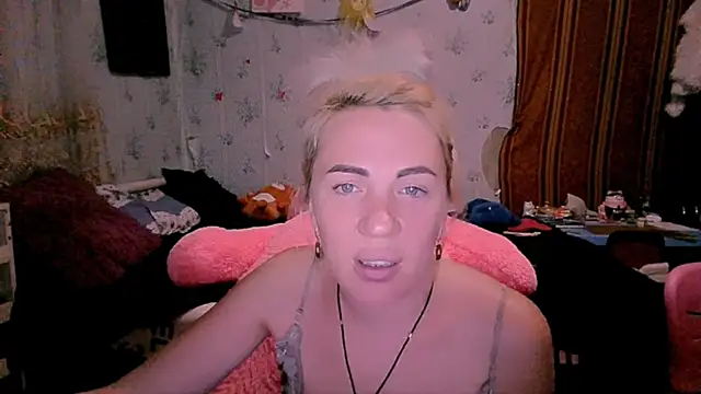 Snapshot of EmmaCat_ chatting on 10/29/25, 05:58 EmmaCat online show from 10/29/25, 05:58