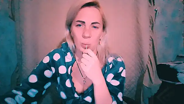 Snapshot of EmmaCat_ chatting on 10/30/25, 07:47 EmmaCat online show from 10/30/25, 07:47