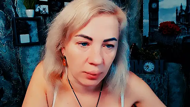 Snapshot of EmmaCat_ chatting on 11/13/25, 06:56 EmmaCat online show from 11/13/25, 06:56